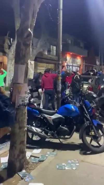 Estudiantes de la UNQ queman boletas y echan a militantes de Milei