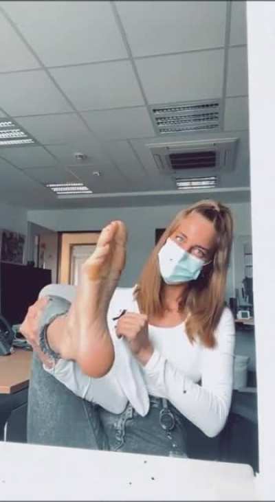 Do you mind if I take my socks off in the offic<wbr>e?🤫😜