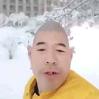 [Chinese > English] What is this man singing about?