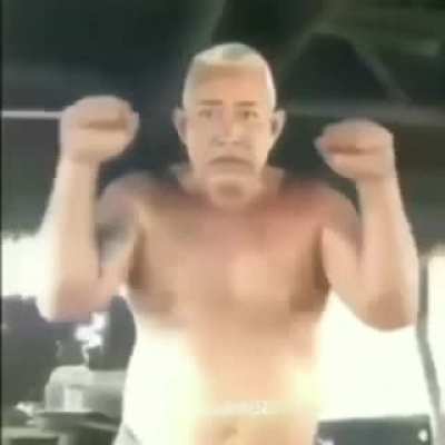Gerçek anime kızı dans ediyor