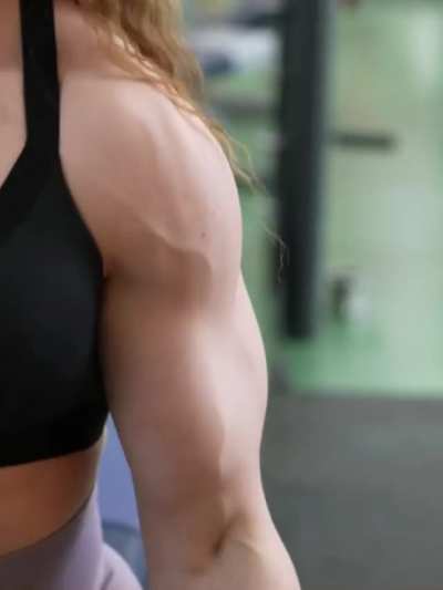 Russian bodybuilder and model Julia Vins biceps workout