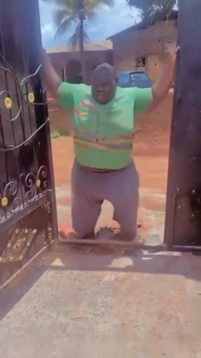 Si es una pena terrible, al ladrillo le cayo un Oliver mientras reposaba en la calle