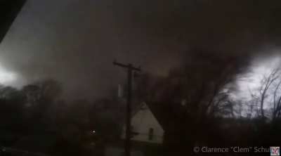 Guy records a tornado hitting his house