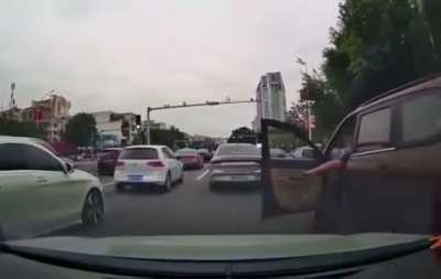 Line cutting with the help of a …car door？