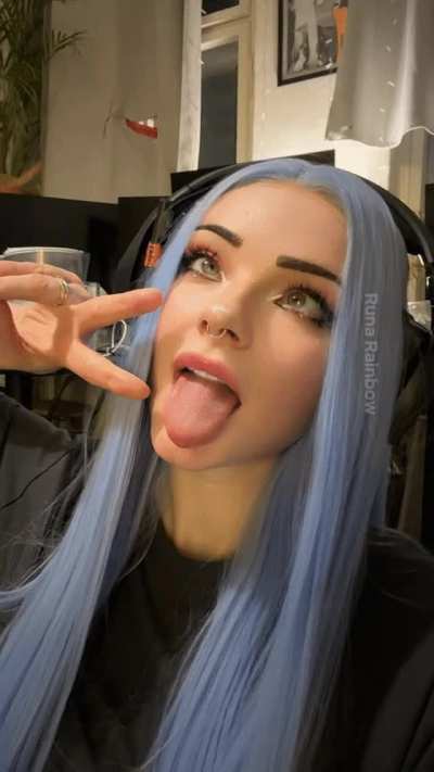 Blue hair today 😏 u like it?