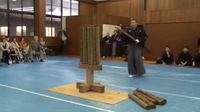 Катана в правильных руках (мастер Tameshigiri)