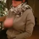 Женщина от страха прижимает к себе собачку, не той стороной