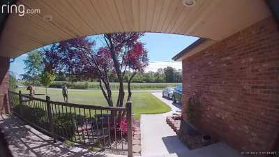 Ex-Boyfriend tries breaking into his exes house and gets lit up by her father.