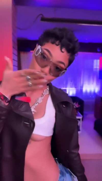 she know how to be sexy😩😩😍