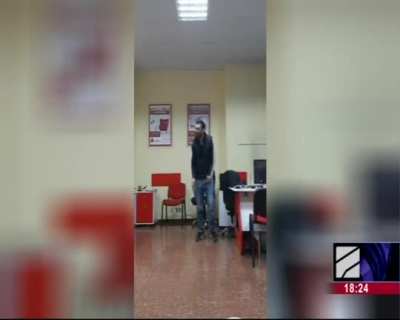 Сегодня в Тбилиси террорист захватил банк и на видео зачитывает требования. Говорит: 