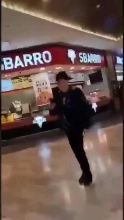 Masa ve sandalye olmadığı için YERDE yemek yiyen maymunlar. Al muz yersin.
