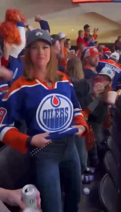 Big Titty Flash @ the Oilers Game‼️😍