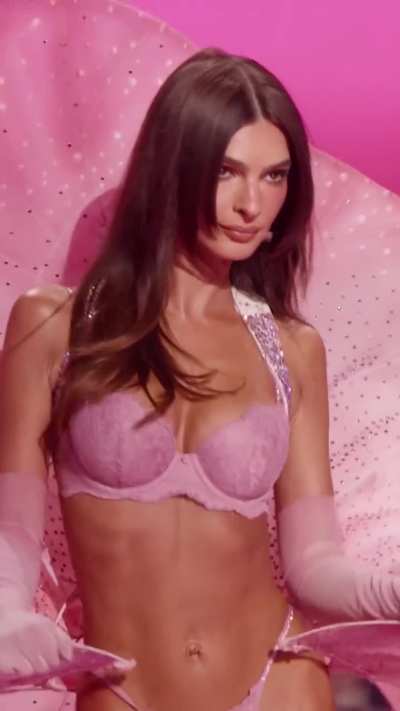 Emily Ratajkowski