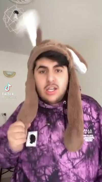 Ya ben bu adamın anasını sikeyim bunu ünlü edenlerin de anasını sikeyim amk şuna bak adam saklanan yapıyor kendini deli gibi unleniyor tiktokcularin da kitlesinin de ırzını sikeyim