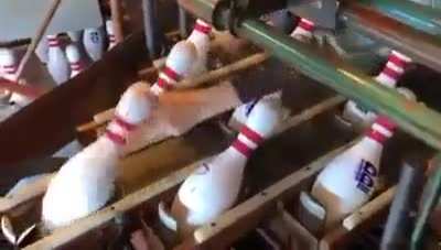 Real mechanism behind a bowling alley...