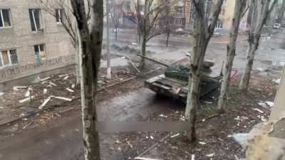 A Russian T-90M firing in the Bakhmut streets in Ukraine