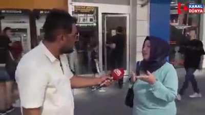Sokak röportajında konuşan AKP’li kadın: “Seçim gecesi zaferimizi kutla<wbr>mıştı<wbr>k. Şimdi çocuk<wbr>larım<wbr>ın geleceği için bir an önce Avrupa’ya kaçmak istiyorum.”