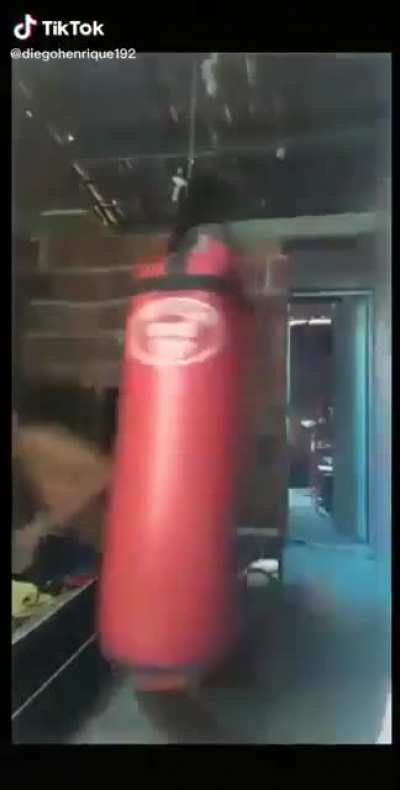 mu?qui?nha treinando para encontrar alguém com cigarro no churras