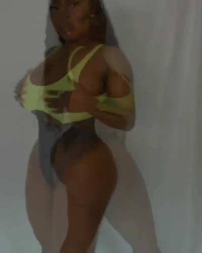 🍑👙