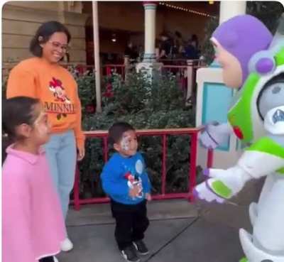 Buzz at Disneyland Using Sign Language to Talk to Kids with Hearing Loss