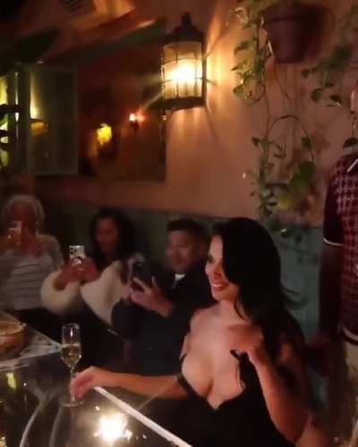 it's a cleavage show 🍼🍼