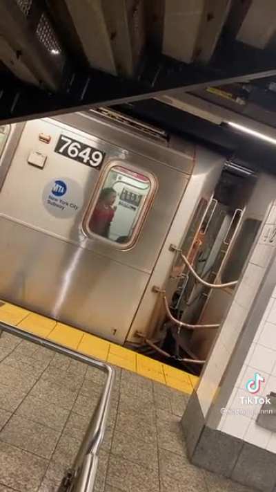 Man hides between subway cars to avoid being attacked
