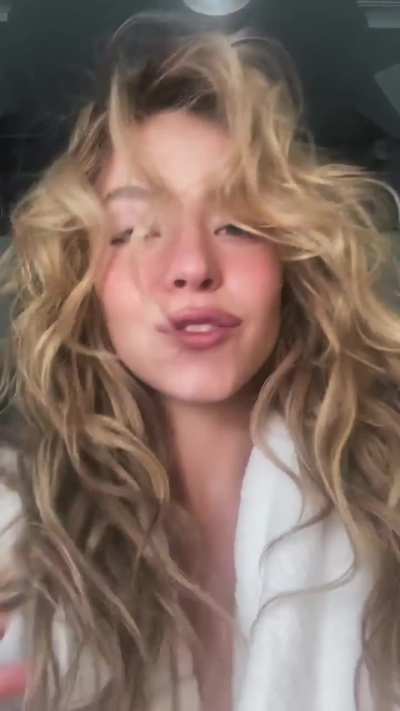 'Eyes on me' | Messy hair day | IG Story April 2026