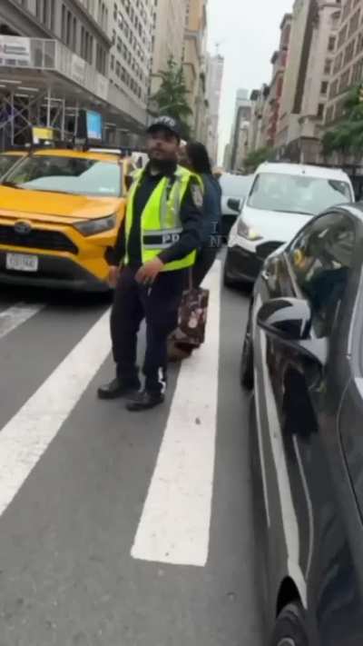 Nah I’m in tears son 🤣🤣 Fake NYPD cop vs Ice Cream truck man 🤣🤣🤣 “U a bum u sell ice cream”💀💀💀💀 