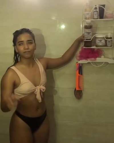 Caomi lavandose el pelo 🍑🔥