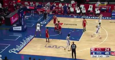 [Highlight] Vintage Dwight Howard throws down the big lob and has to avoid stepping on John Collins