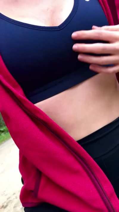Couldn’t even resist to flash my tits while there are hikers all around me, i think the older saw me🤪