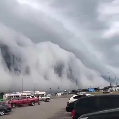 monkaW Parece um tsunami.