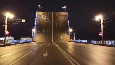 Лазерное шоу к Дню космонавтики на Дворцовом мосту
