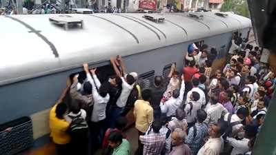 I am from outside Mumbai and I wanted to ask local people, like is this the norm? Is that how majority travel in Mumbai daily? I don't want to be insulting but I am genuinely curious because I may have to shift to Mumbai due to work reasons.