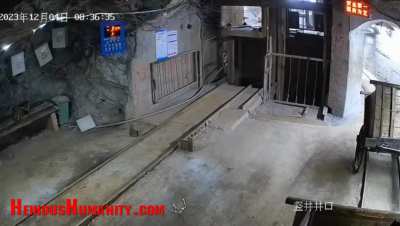 Coal mine lift malfunctions throwing worker down shaft 