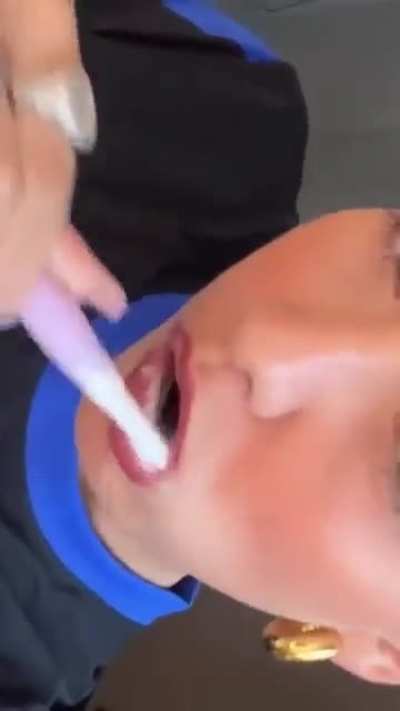 Alessia Lanza che si lava i denti