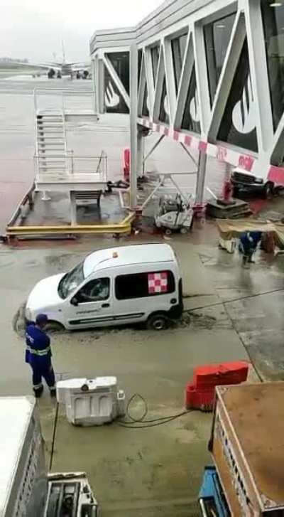 Mientras tanto, en el aeropuerto de Ezeiza