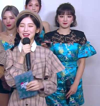 210122 - Yuqi Teasing Arin During an Interview