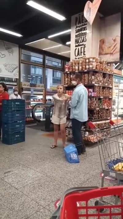 Essa mulher não quer usar a máscara no mercado