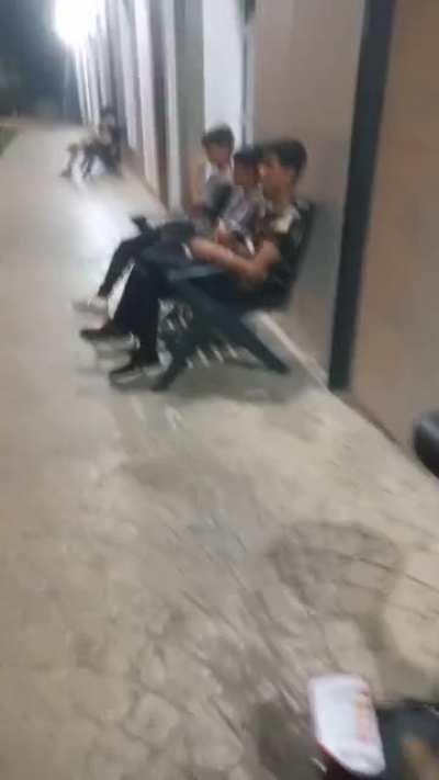 Beyler afgan orospu cocukarini kovaladik geldiler stad güvenliğine haber verip önünde oturdular (videoyu ben çektim yaşım 16 küçük görün<wbr>dükle<wbr>rine bakmayın onlarda 16 civarı)