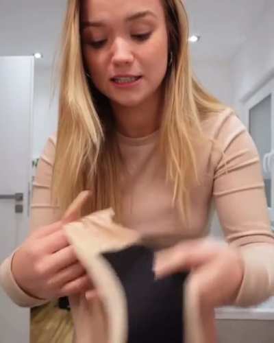 Julia Beautx in ihrer Perioden Unter<wbr>wäsch<wbr>e… Quelle YouTube: „ich mache mir die längsten Nägel…“