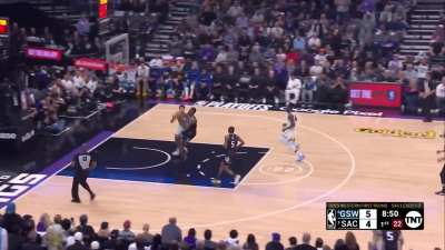 [Highlight] Fox picks Klay’s pocket and Barnes throws it down on Klay