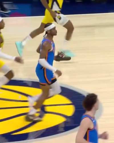 [Highlight] SGA grabs a rebound and leads the fastbreak with a shoe in his hand
