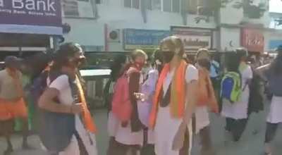 Protest against #Hijab continued even today also at #Bhandarkar private college at #Kundapura. This time #Hindu girl students wearing #saffronshawls came to college protesting against hijab.