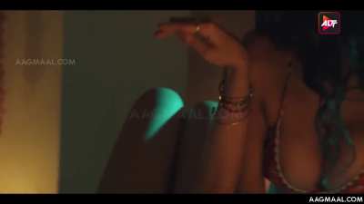 Navina bole aur poonam pandey ka randdio ki tarah lesbian sex karta hua scene link in description for full video