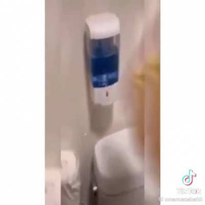 Yung feeling na naglilinis ka ng cr tapos nagliko yung lalagyanan ng sabon hahahhaa. Pa up vote nalang po