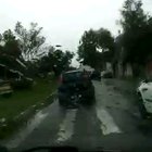 A mina saiu do posto levando a mangueira junto.