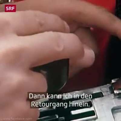 Niki Lauda zeigt seinen Rennwagen