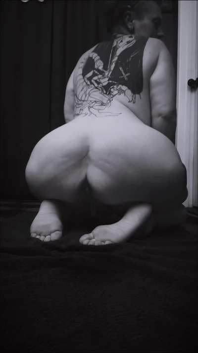 Into artistic baddies celebrating their bodies!