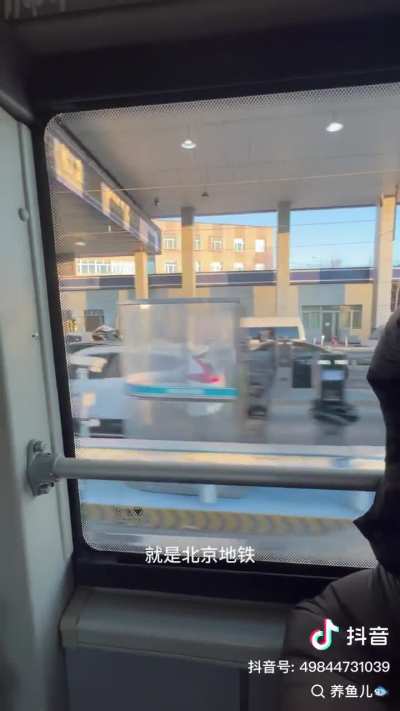一名工人分<wbr>享他如何从<wbr>中国通勤近<wbr>三个小时到<wbr>北京上班 A worker shares how he commutes almost three hours from China to work in Beijing